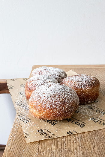 pączki, cukier puder, drewniany stół, świeże pączki, Rozjmowana uczta, cztery pączki, słodkie smakołyki, deser, piekarnia, ekspozycja pączków, Różnorodność pączków