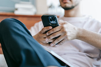 skjegg mann, smarttelefon, stue, ung mann, innendørs, Uformell hjem, Digital tilkobling, avslappet, bruker telefon, innendørs innstilling, Uformell setting