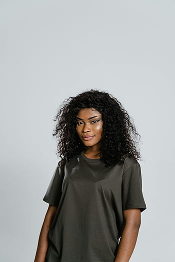 kvinde, brun besætning hals t-shirt, krøllet hår, afslappet t-shirt, blødt smil, neutral baggrund, portræt, Casual outfit, studio skud, kvindelig model, naturligt udseende