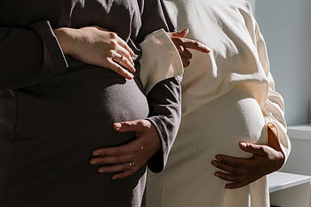 těhotná žena, Šaty s dlouhým rukávem, přijímání mateřství, detailní fotografie, Krása mateřství, těhotné břicho, dvě ženy, těhotenská móda, těhotenský styl, momenty mateřství, těhotná objetí