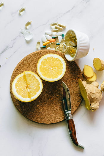 limão fatiado, bandeja de cortiça, remédio natural, gengibre, Suplementos, colocação plana, placa de cortiça, fatias de limão, Raiz de gengibre, cápsulas de vitamina, ingredientes da saúde