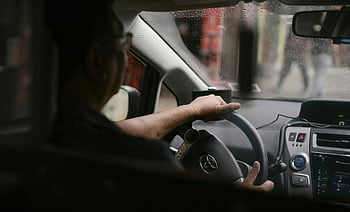 Řidič, auto, deštivé počasí, muž jízdy, deštivé město, městského životního stylu, zaměřeno na silnici, deštivý den, Řízení města, interiér vozu, volant