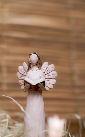 andělská figurka, bílé šaty, hospodářství kniha, dřevěné pozadí, detail, dekorativní anděl, vnitřní dekor, duchovní postava, socha anděla, domácí výzdoba, náboženské ornament