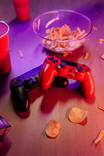 herních řadičů, stůl, občerstvení, šálky, okolního osvětlení, Červený ovladač, černý ovladač, bramborové hranolky, miska, nastavení her, Atmosféra strany