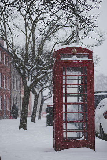 cabina telefonica rossa, la neve, via d'inverno, Bridport, Regno Unito, marciapiede, scena innevata, paesaggio invernale, cabina telefonica coperta di neve, Inverno nel Regno Unito, cabina rossa