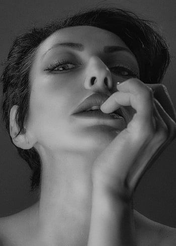 dziewczynka, Twarz, makijaż, kosmetyki, fryzura, modelowanie, poza, pozować, fotografia studyjna, monochromia, czarny i biały