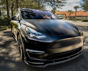 coche eléctrico negro, fotografía de cerca, estacionado al aire libre, reflejo de la luz del sol, reflejo de los árboles, piso de concreto, coche tesla, coche negro, estacionamiento al aire libre, vehículo eléctrico, Diseño moderno de coche