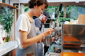 Mladá žena, zástěra, kávovar, baristas, příprava espressa, Moderní kavárna, útulná kavárna, Příprava kávy, Barista dovednosti, kavárna