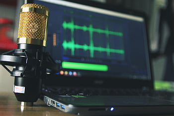 zlatý kondenzátorový mikrofon, přenosný počítač, editace zvuku, detail, Zlatý mikrofon, laptop, audio zařízení, Nastavení nahrávání, Vybavení studia, nahrávání zvuku, Mikrofon poblíž notebooku