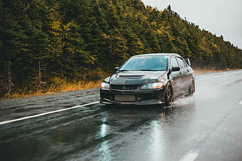 Černý Mitsubishi Lancer Evolution, mokrá asfaltová silnice, zelené stromy, rychlosti auta, mokré silnici, černé auto, mitsubishi lancer, vývoj, lesní cesta, fotografování automobilů, mokré podmínky