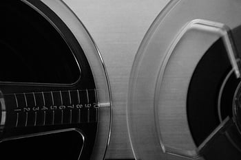 Rolle zu Rolle, Vintage Audio, Band, Schwarz und weiß, Nahansicht, grauer Kunststoff, durchsichtiger Kunststoff, Audiogerät, Retro-Technologie, Analoge Aufnahme, Filmrolle
