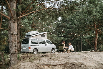 pari leirintäaluetta, asuntoauto, metsäympäristö, merkkivalot, ulkona rentoutuminen, leiriytyminen yhdessä, van elämä, luonnon retkeily, romanttinen retkeily, ulkona seikkailu, metsän retkeily