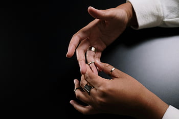 žena ruce, Elegantní prsteny, detail, tmavé pozadí, minimalistická móda, Ruční šperky, Prstencové detaily, módní doplňky, elegantní příslušenství, minimalistický styl, ozdoba ruky