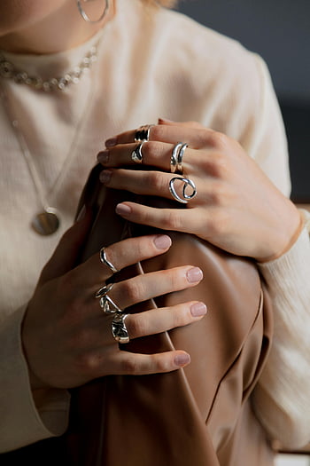 inele de argint, fotografie aproape, mâini elegante, Inele elegante de argint, material din piele, bijuterii de mână, acesorii de modă, bijuterii de argint, Accesorii de mână, Bijuterii apropiate, bijuterii elegante