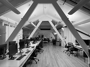 foto in scala di grigi, laboratorio informatico, Vista monocromatica, Modern Computer Lab, monitor eleganti, sedie ergonomiche, spazio ufficio, bianco e nero, Design dell'area di lavoro, installazione dell'ufficio, interior design