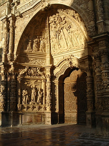 Astorga katedrála, Gotický vchod, kamenné řezby, sochy, Podrobné řezby, basreliéf, dveře katedrály, architektonické detaily, náboženské umění, historické architektury, Španělsko