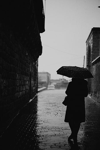 žena s deštníkem, deštivé ulici, Mardin Turecko, černobílé fotografie, městské scény, zpětný pohled, chůze žena, městský déšť, pouliční fotografie, deštivý den, silueta ženy