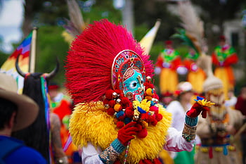 Festival Kolombia, kostum berwarna -warni, topeng yang berwarna-warni, tari tradisional, Festival Bogota, topeng berbulu, Perayaan Budaya, pakaian festival, acara yang meriah, tradisi budaya, pemakai topeng
