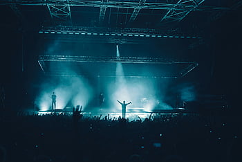 koncert, etapa, umělec, dav, zářivé osvětlení, energetická scéna, siluetu, publikum, živá hudba, událost, atmosféra