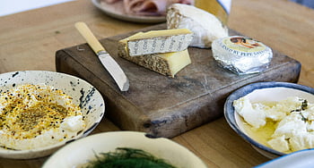 Řemeslný sýr, Gurmánské sýry, rustikální stolování, talíř, nejrůznější odrůdy, stolní nůž, poklesy, dřevěné prkénko, řemeslný sýr, Gourmet Dips, rustikální prostředí