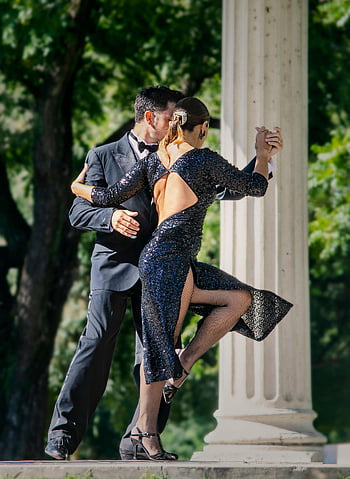 Tango Dance, Buenos Aires, Coppia elegante, parco, passione, grazia, Uomo e donna che ballano, danza all'aperto, abbigliamento elegante, tango argentino, Performance di danza
