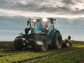 zemědělský traktor, orba, zelené pole, modrý traktor, Verdant Field, zatažená obloha, podvečer, zemědělských strojů, venkovské scény, zemědělské stroje, práce v terénu