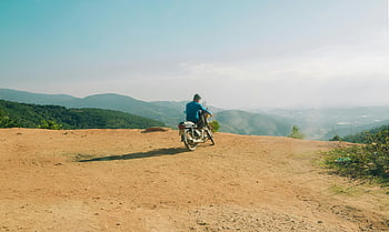Pria di atas biru, mengendarai motor, pemandangan gunung, jalan tanah, pengendara sepeda motor, pemandangan, petualangan di luar ruangan, rute yang indah, fotografi perjalanan, Berkendara Petualangan, latar belakang alam