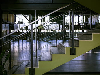 gri çelik korkuluk, Modern Merdiven, cam korkuluk, Metal Tasarım Elemanları, Geniş İç Mekan, Çağdaş mimari, endüstriyel tarz, kapalı merdiven, minimalist tasarım, mimari fotoğrafçılık, Modern Ev Tasarımı