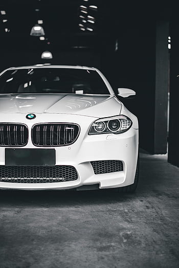 Fehér BMW M5, modern sportkocsi, fehér autó, garázs, elegancia, sebesség, bmw, luxus jármű, nagy teljesítményű autó, autóipari tervezés, Autórajongók