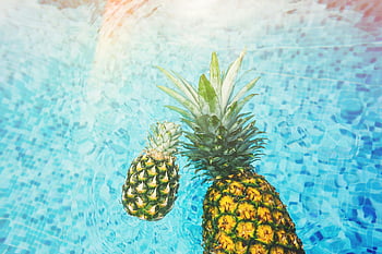 ananas, tělo z vody, Vibrující ananas, Plovoucí ananas, Slunce zalitý bazén, letní vibrace, tropické ovoce, osvěžující scéna, Relaxace u bazénu, vodní plody, Letní občerstvení