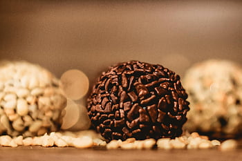 brigadeiro, Brazilský dezert, Čokoládové brigády, detailní fotografie, různé brigadeiros, textur, požitek, sladké dobroty, cukroví, cukrovinky, Dezertní fotografie