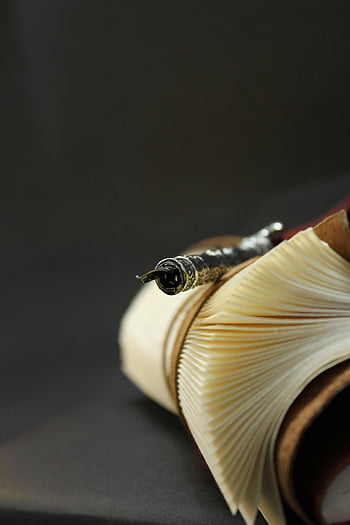 penna stilografica, apri il quaderno, pagine leggermente accartocciate, natura morta, scatto artistico, quaderno bianco e marrone, avvicinamento, pagine del notebook, penna sul notebook, composizione artistica, pagine accartocciate