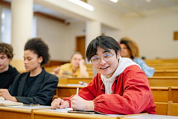 om în jacheta roșie, student vesel, purtand ochelari, Sala de lecturi universitare, luând note, clasă, așezat la masă, cadru educațional, mediu academic, Scena clasei, Angajarea elevilor