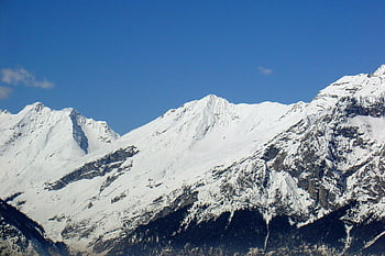 montaña alpina, montañas nevadas, cielo azul claro, vista impresionante, paisaje alpino, picos de las montañas, paisaje de invierno, belleza natural, alta altitud, aventura al aire libre, vista panorámica