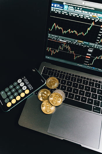 monete bitcoin, Calcolatore di smartphone, grafico commerciale, il computer portatile, monete d'oro, criptovaluta, Analisi finanziaria, valuta digitale, Configurazione tecnologica, Strumenti di investimento, tendenze del mercato