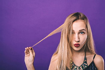 koket ung kvinde, røde læber, studio portræt, legende ung kvinde, Fed røde læber, langt blondt hår, studiofotografering, blond hår, Lilla baggrund, Ung kvinde portræt