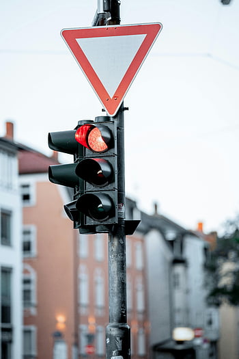 Semafor, červený signál, značka výnosu, městské pozadí, Témata dopravy, detailní záběr, ulice, kontrola dopravy, bezpečnost na silnicích, ulice znamení, dopravní signály