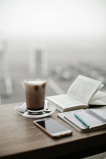 boisson au café chaud, carnet, téléphone intelligent, jour brumeux, tasse à café, table, livre ouvert, stylo, atmosphère confortable, scène du matin, vue de la ville