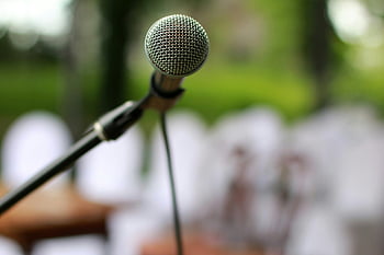 mikrofon, selektivní zaměření, venkovní výkon, stojan na mikrofon, zaměřený pohled, Venkovní mikrofon, výkonnostní mikrofon, Mikrofon detail, Mikrofon venku, Mikrofonní fotografie, Fotografie selektivního zaměření