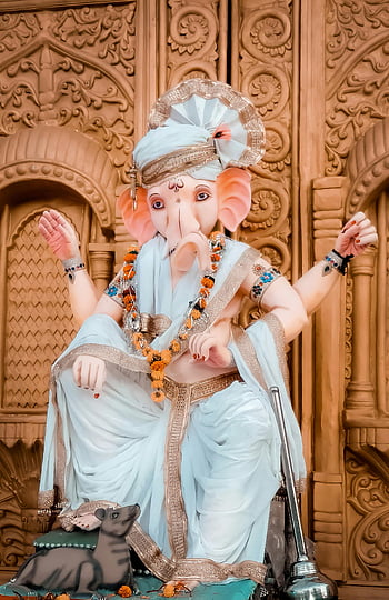 socha ganesha, pán Ganesha, Podrobná socha, Vibrující girlandy, tradiční oděv, hinduistické božstvo, sloní bůh, náboženské ikony, Kulturní umění, Chrámová dekorace, duchovní postava