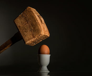 maglio di legno marrone, uovo di gallina marrone, martello di legno, uovo fragile, composizione di natura morta, composizione drammatica, portauovo, sfondo scuro, alto contrasto, composizione minimalista, portauova