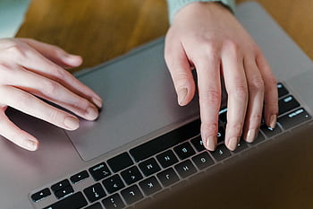 laptop tangentbord, händer att skriva, närbild, modern digital livsstil, bärbar dator, tangentbord, digitalt arbete, teknologi, kontorsarbete, produktivitet, dator