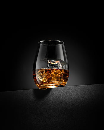 whisky s ledem, sklenici whisky, ledové kostky, tmavé pozadí, sofistikovaný nápoj, elegance, relaxace, Amber kapalina, koktejlové sklenice, černý povrch, Premium Whisky