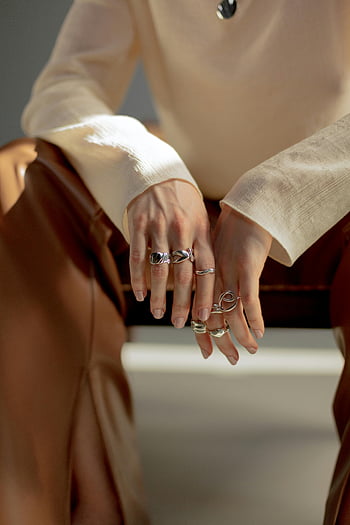 stříbrné prsteny, ženské ruce, moderní móda, Stylové šperky, detailní fotografie, stříbrné příslušenství, Ruční šperky, módní doplňky, Elegantní prsteny, moderní šperky