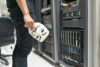 kybernetická bezpečnost, hackování, anonymní maska, servery, mužský hacker, bezpečnost dat, Kybernetická hrozba, zabezpečení sítě, Digitální zločin, serverovna, kybernetický útok