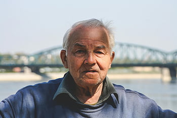 starší muž, šedé vlasy, scénický most, jasný den, portrét, starý muž, venkovní, řeka, slunný, letitý, senior