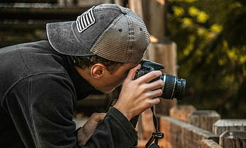Tiefenschärfe, Mann hält dslr, junger männlicher Fotograf, Fotos im Freien machen, Portland Fotografie, Nahaufnahmen, Fotografie im Freien, DSLR-Kamera, Fotograf im Freien, junger Fotograf, Fotografiefähigkeiten