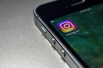 смартфон, едър план, приложение на Instagram, модерна технология, екрана на телефона, икона на приложението, технологично устройство, мобилно устройство, цифрово устройство, Технология на смартфони, екран със смартфон