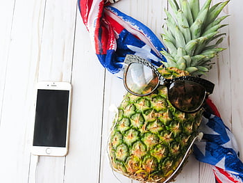 สัปปะรด, แว่นตากันแดด, gold iphone 6, พื้นผิวสีขาว, ผ้าพันคอสีสันสดใส, โต๊ะไม้, สไตล์ฤดูร้อน, แฟชั่นผลไม้, กลิ่นอายเขตร้อน, ภาพถ่ายแปลก ๆ, อุปกรณ์เสริมสับปะรด