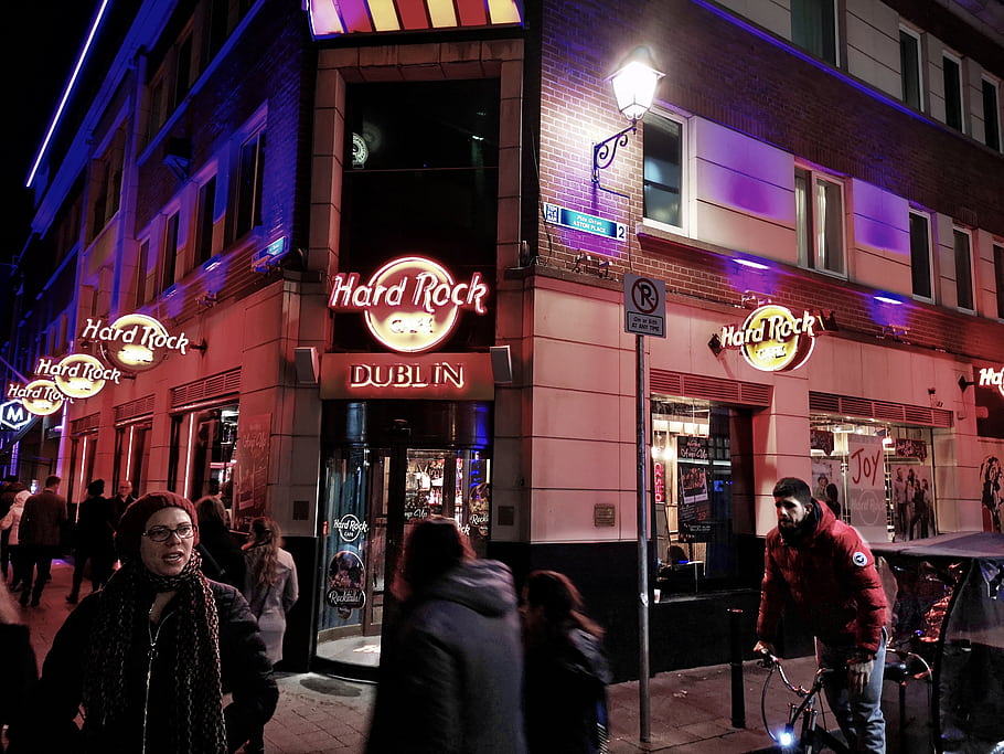 dublin, hard rocková kavárna, Nový Rok, 2018, noční scénu, světla města, lidí, kteří jdou, Street View, Slavnostní atmosféra, městský noční život, Irsko